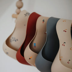 Mushie Tradewinds bib deep-front-pocket catches crumbs and reduces mess.