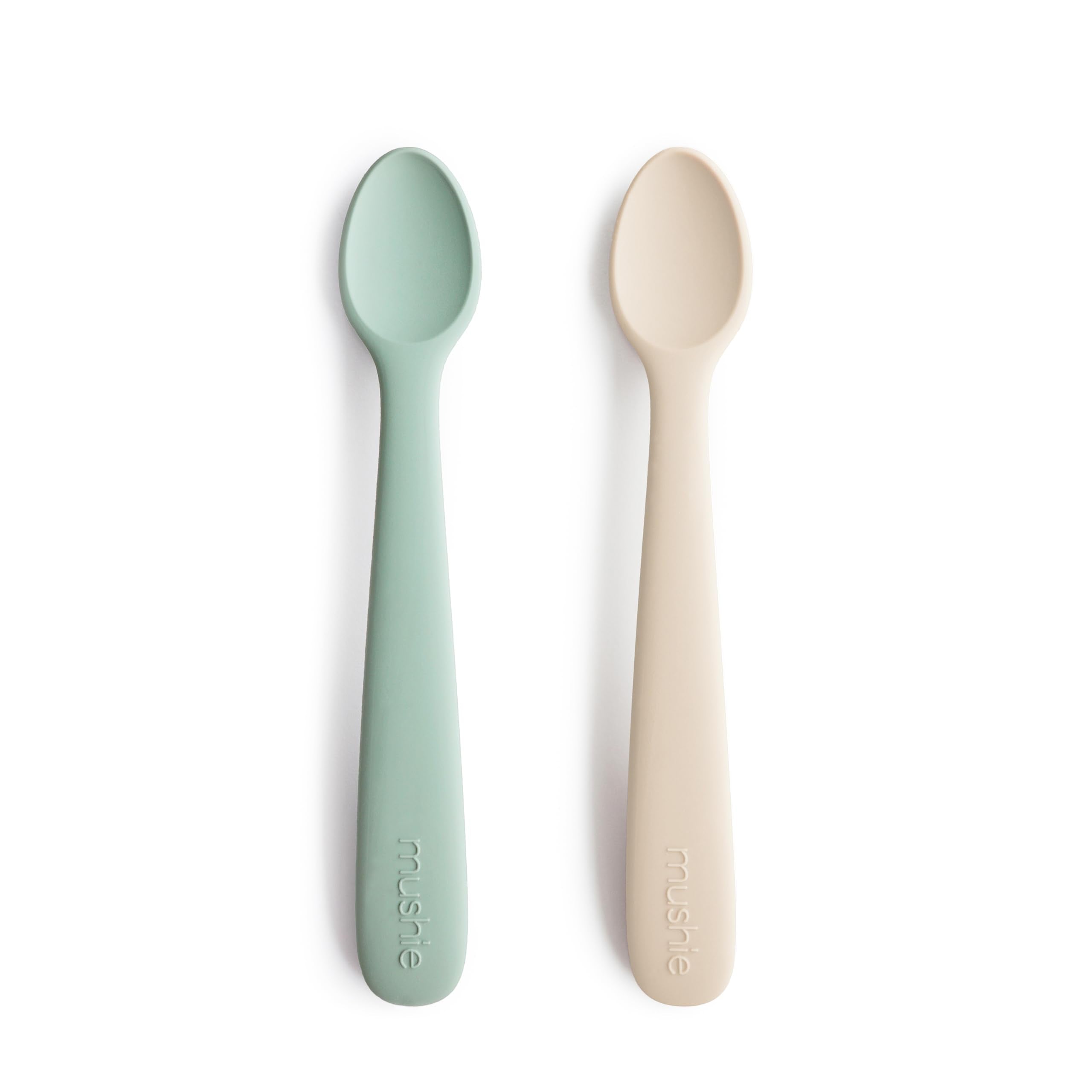 Mushie silicone baby feeding spoons 2-pack Cambridge Blue Shifting Sand pack shot promotes easy mealtime.