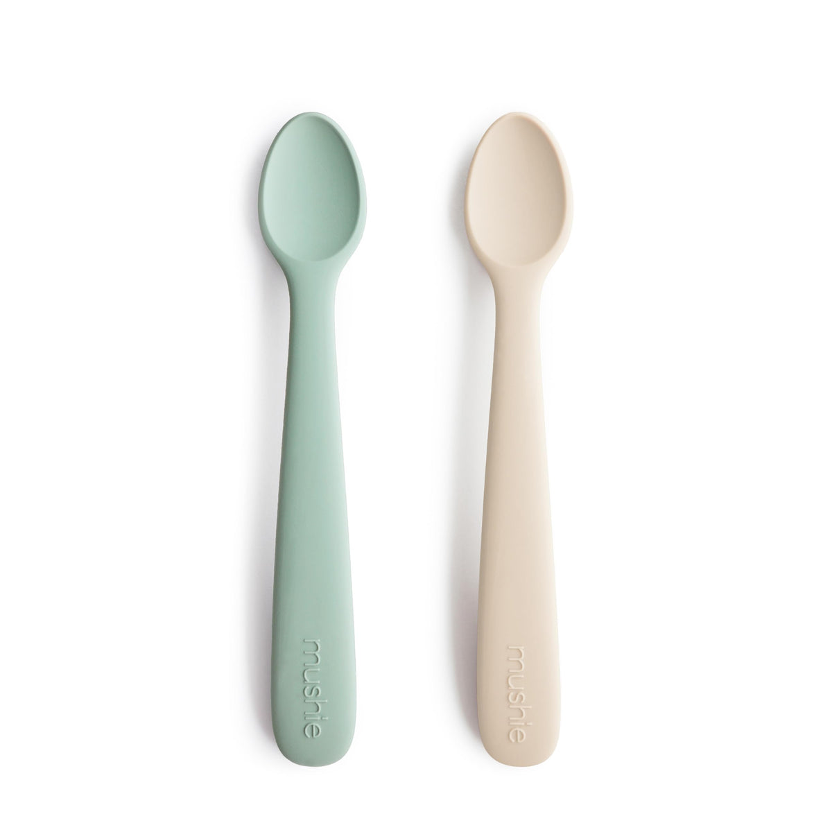 Mushie silicone baby feeding spoons 2-pack Cambridge Blue Shifting Sand pack shot promotes easy mealtime.