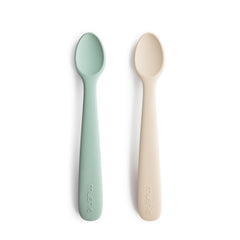 Mushie silicone baby feeding spoons 2-pack Cambridge Blue Shifting Sand pack shot promotes easy mealtime.