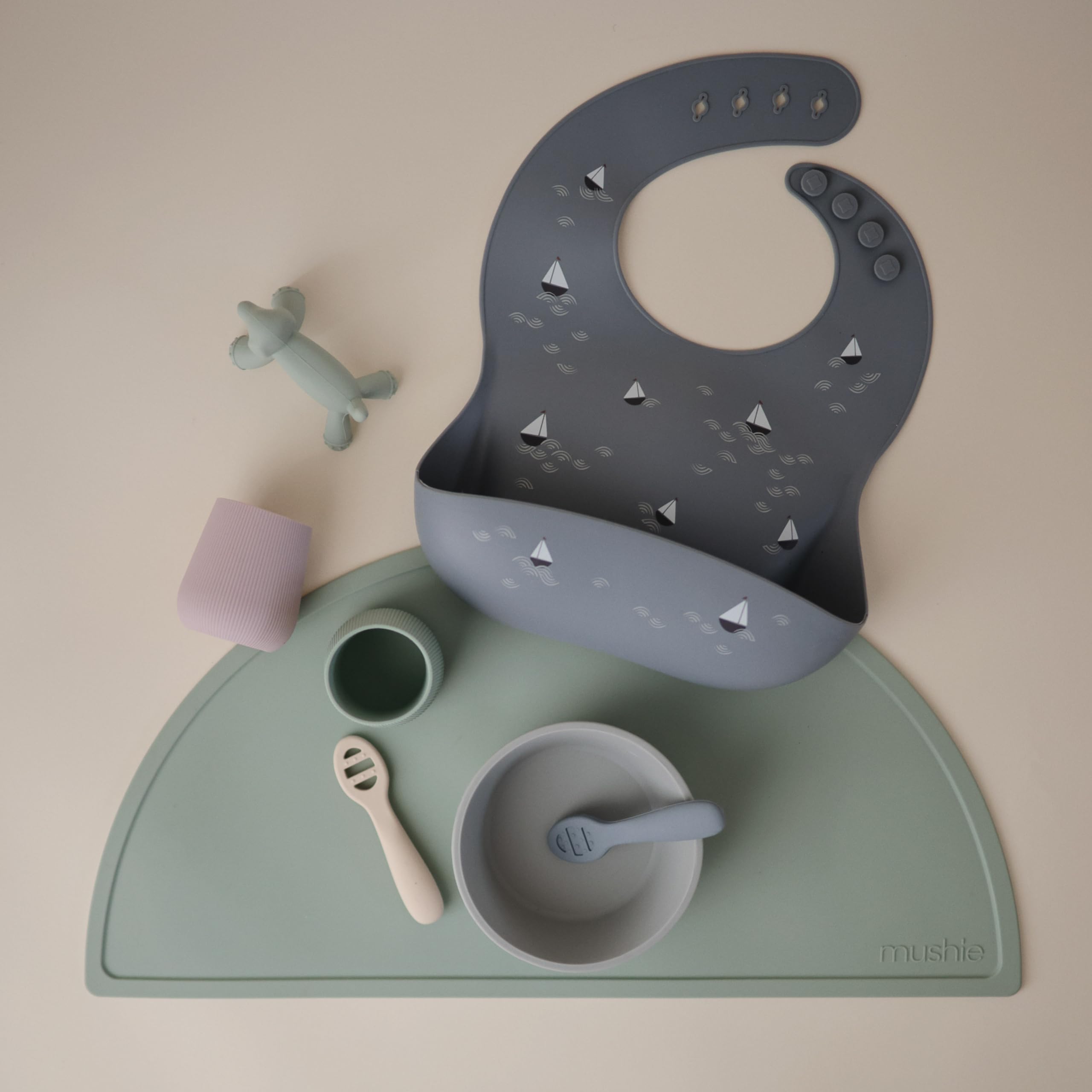 Mushie silicone bib easy-clean surface makes post-meal cleanup quick.