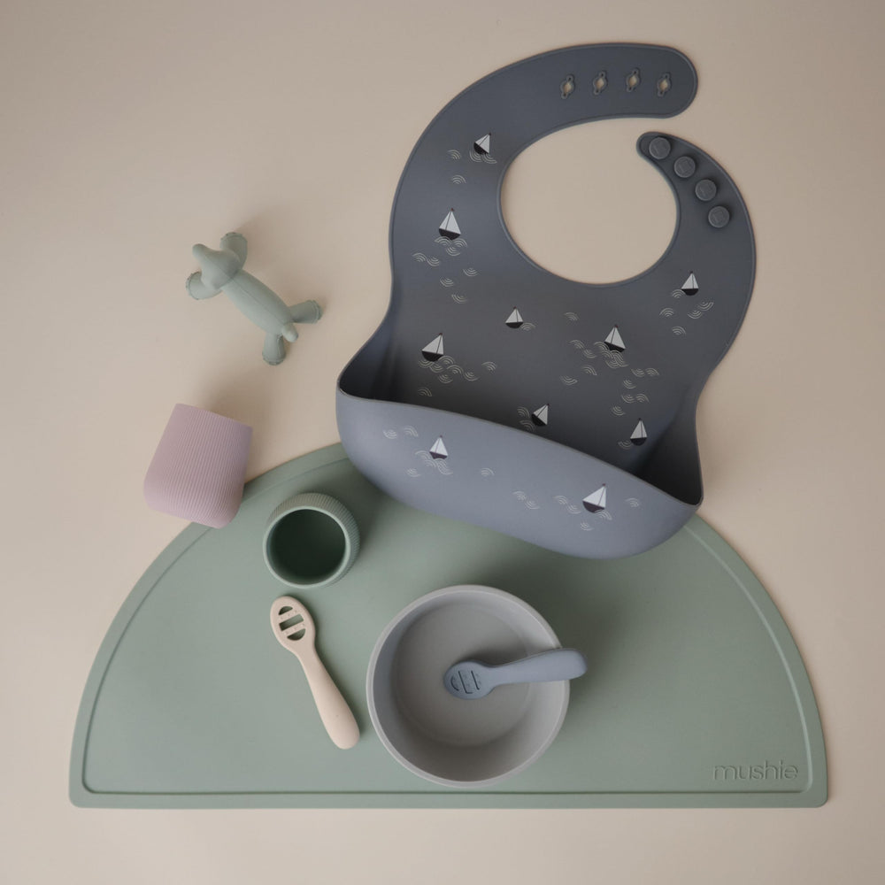 Mushie silicone bib easy-clean surface makes post-meal cleanup quick.