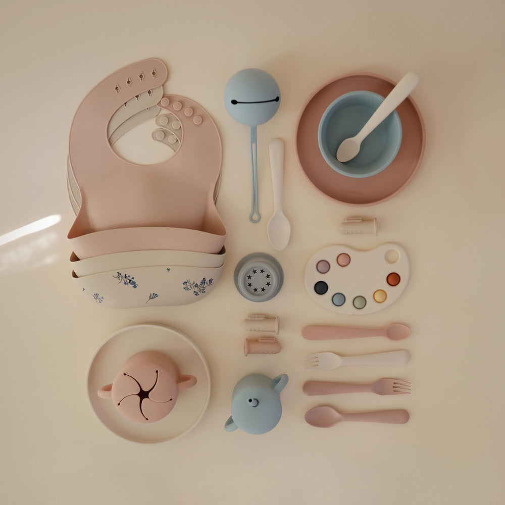 Mushie mealtime use shows calm cleanup during family meals