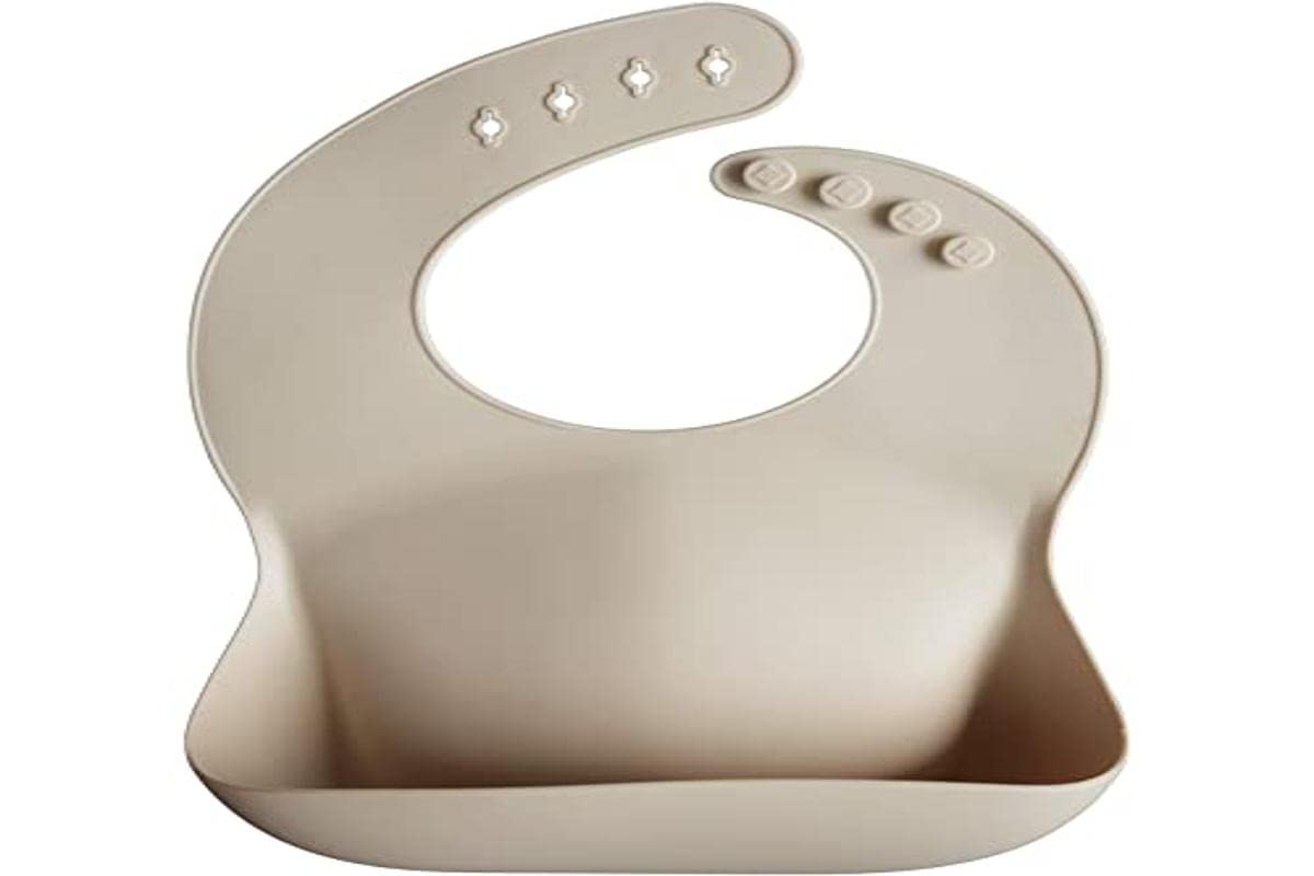 Mushie bib surface resists stains, keeping mealtime spots minimal