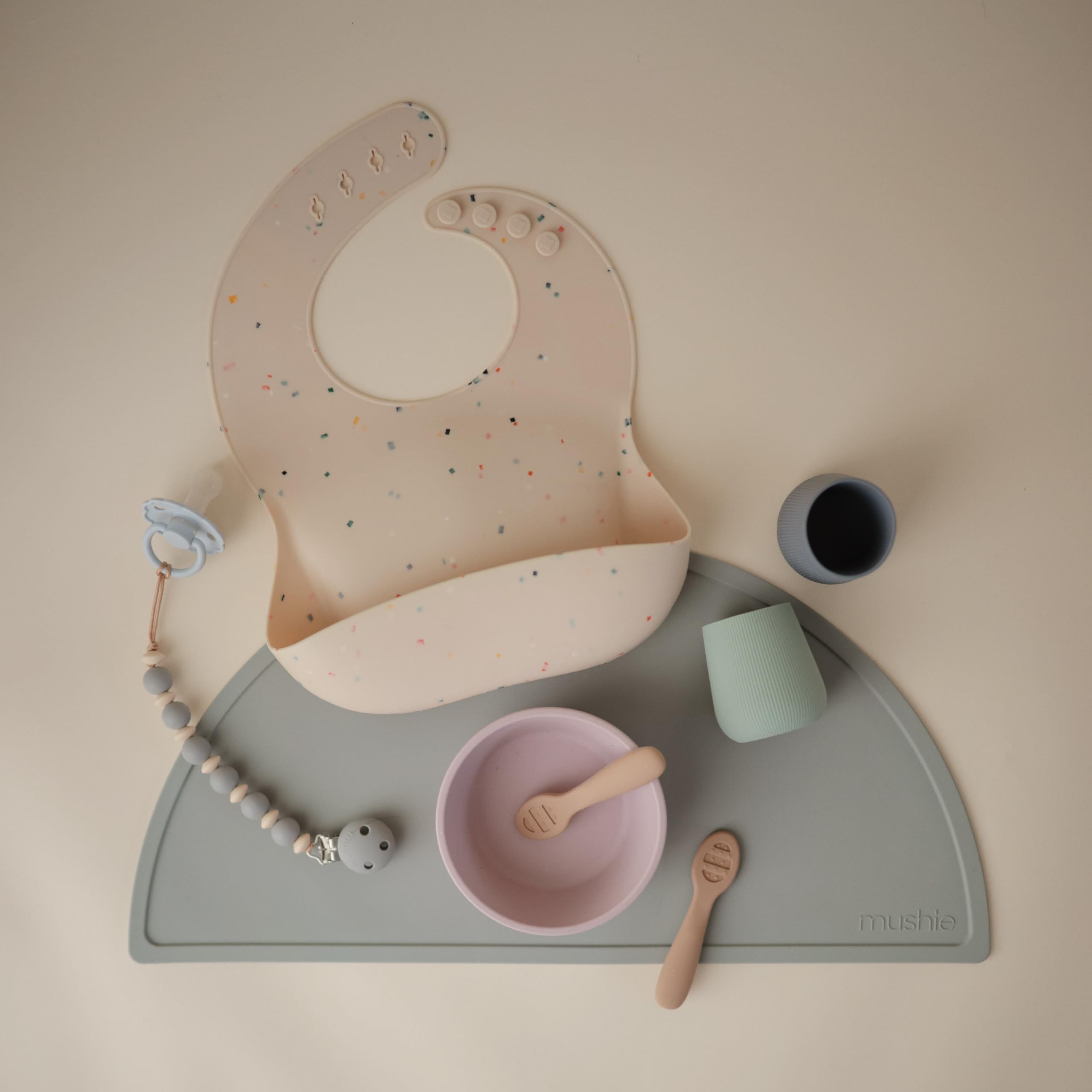 Mushie silicone bib Vanilla Confetti stain-resistant surface resists moisture.