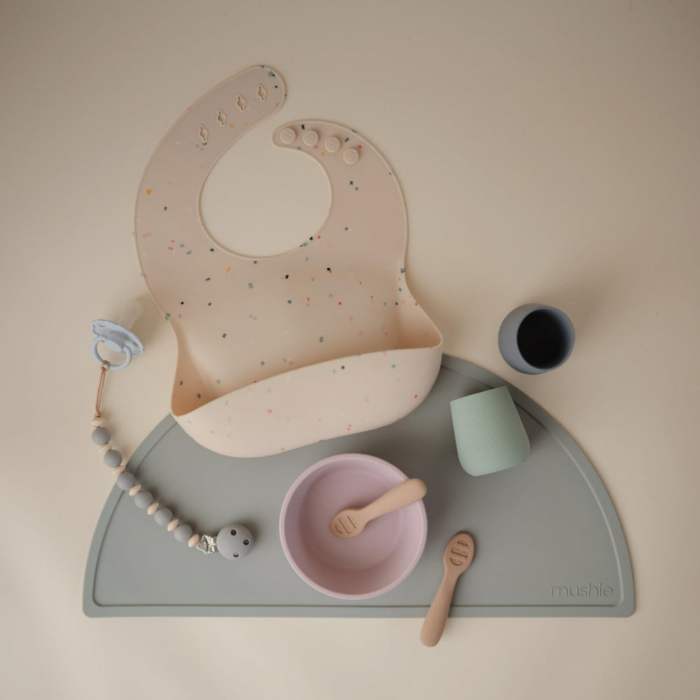 Mushie silicone bib Vanilla Confetti stain-resistant surface resists moisture.