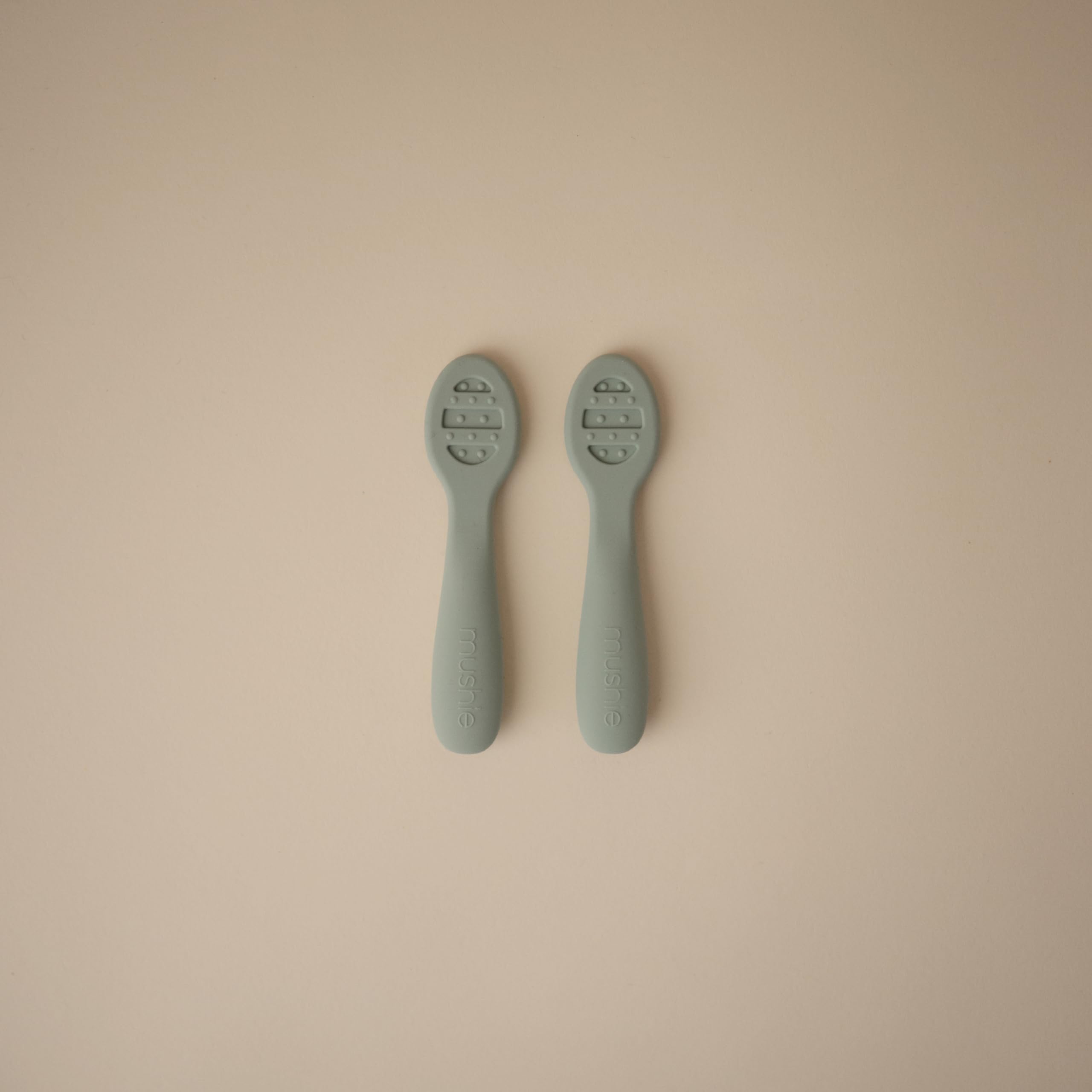 Mushie Stage-1 solid-surface spoon supports thin purees.