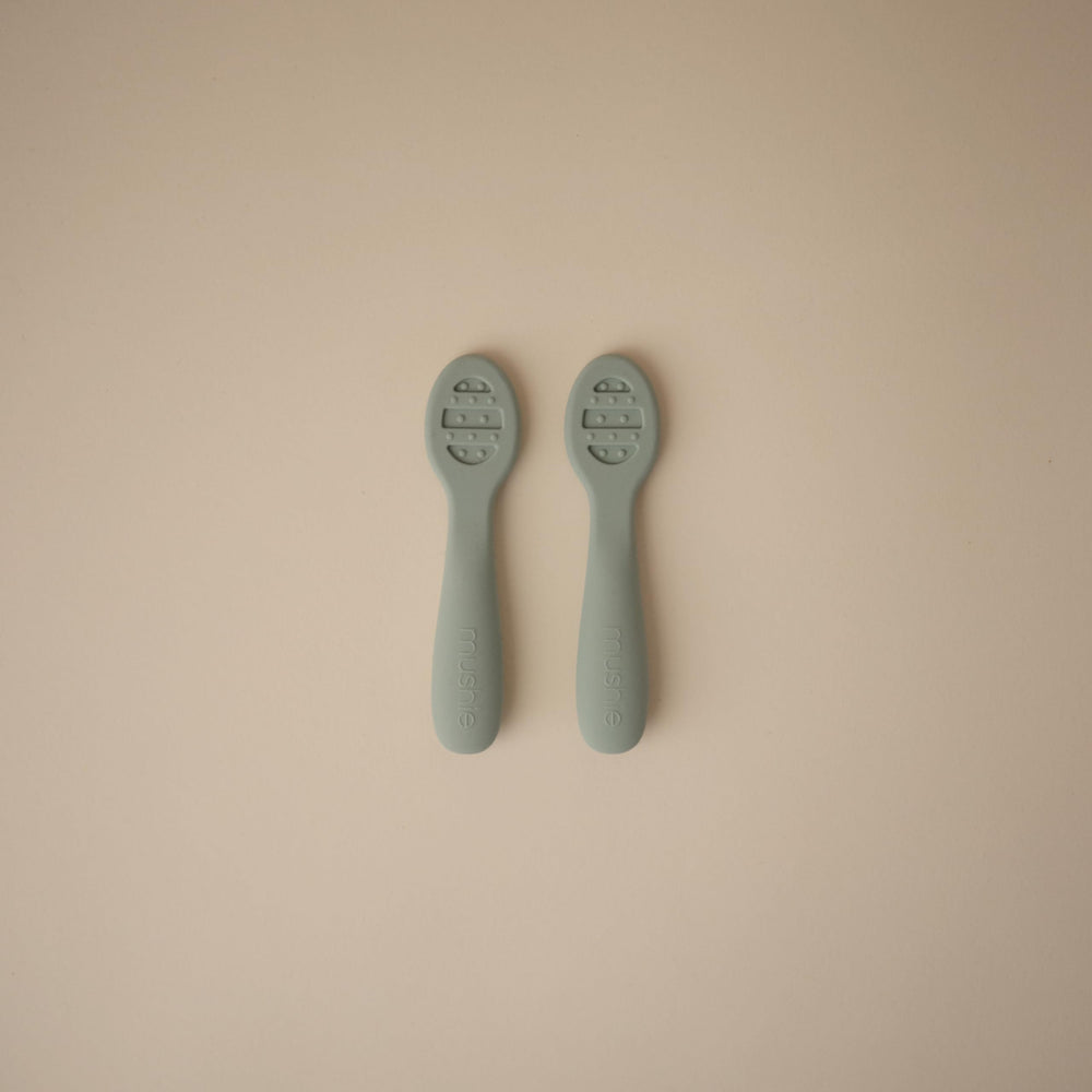Mushie Stage-1 solid-surface spoon supports thin purees.