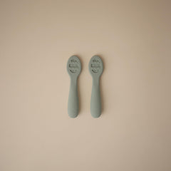 Mushie Stage-1 solid-surface spoon supports thin purees.