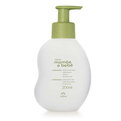 Natura Mamae-e-Bebe conditioner bottle highlights gentle nourishment for soft hair.