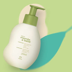Natura Mamae-e-Bebe conditioner texture suggests slip for easy detangling and soft curls.