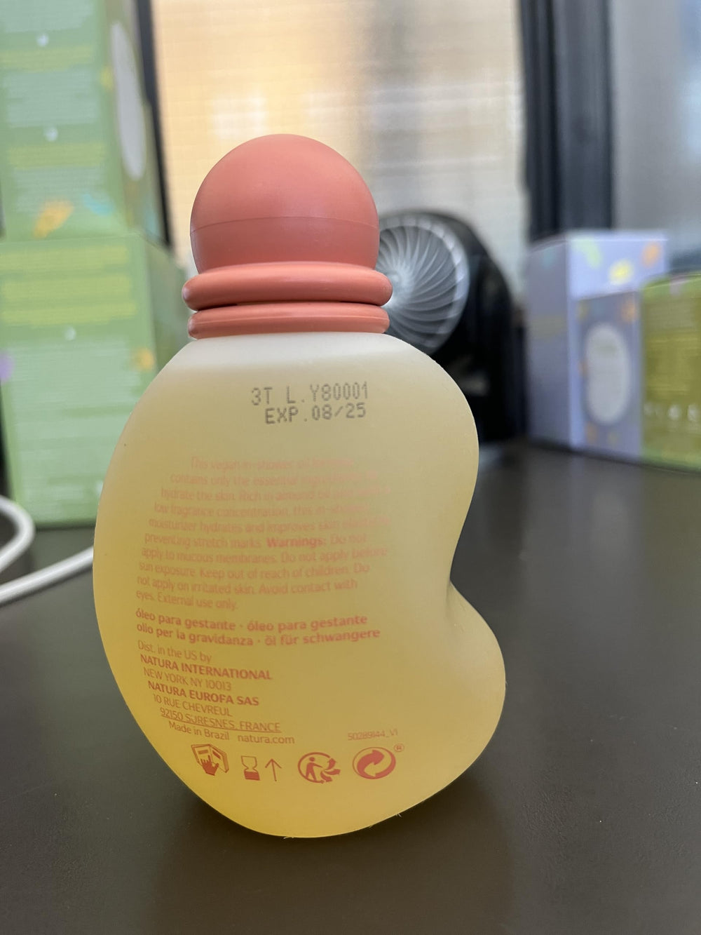 Natura Mamae e Bebe product packaging highlights vegan and safe formula.