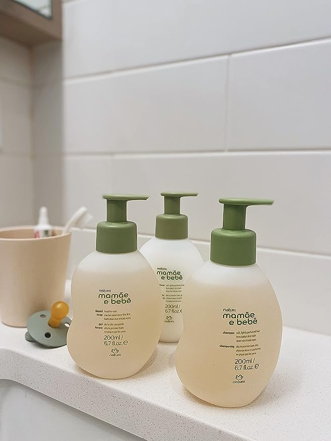 Natura Mamãe e Bebê Shampoo Refill close-up texture shows baby-safe formula.