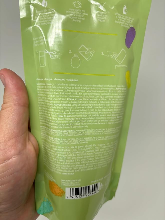 Natura Mamãe e Bebê Shampoo Refill family scene suggests gentle baby care.