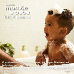 Natura Mamãe e Bebê Shampoo Refill pour illustrates easy refill process.