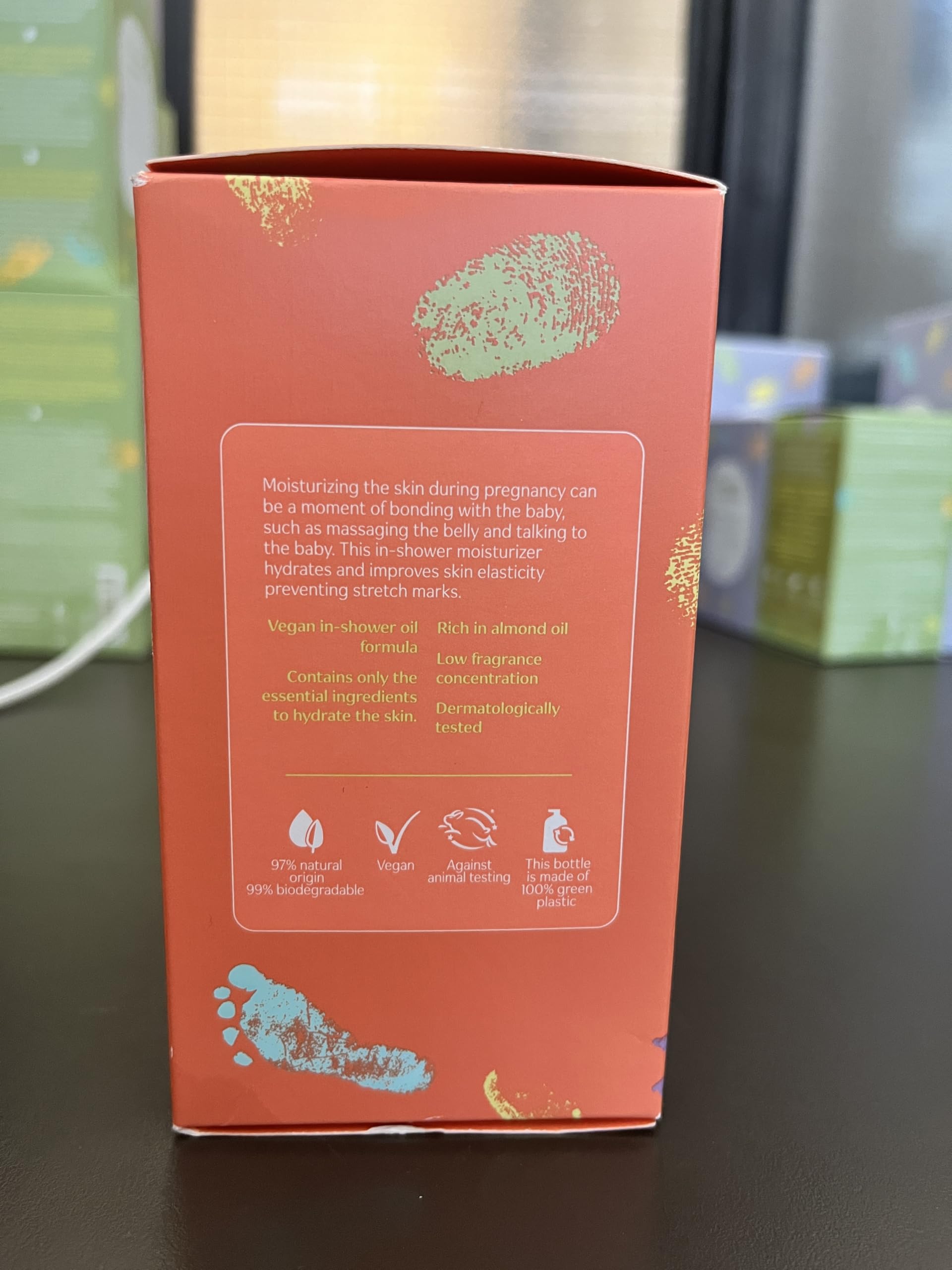 Natura Mamae e Bebe shower scene with water for pampering routine.