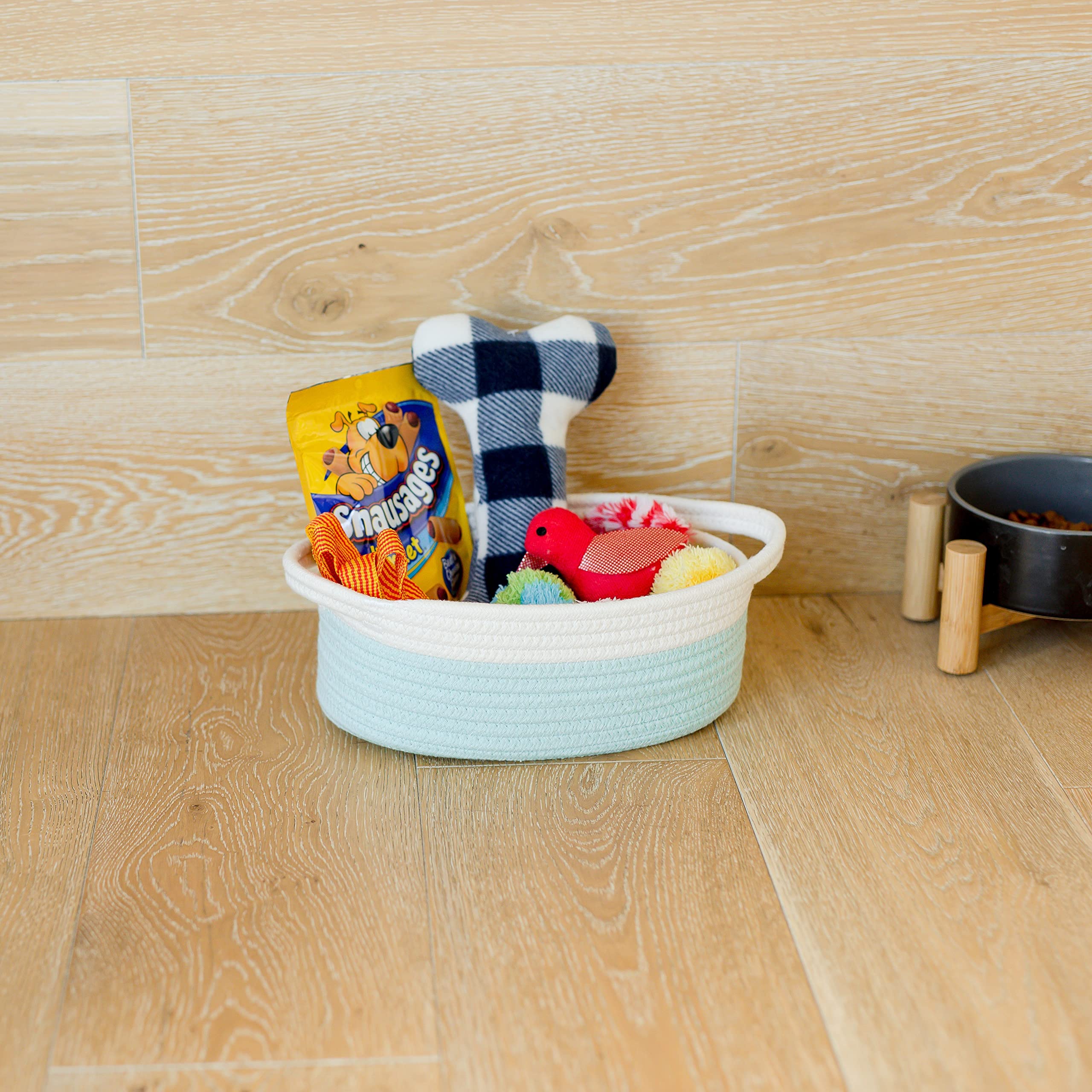 NaturalCozy double-reinforced stitching on handles and base demonstrates durable storage.