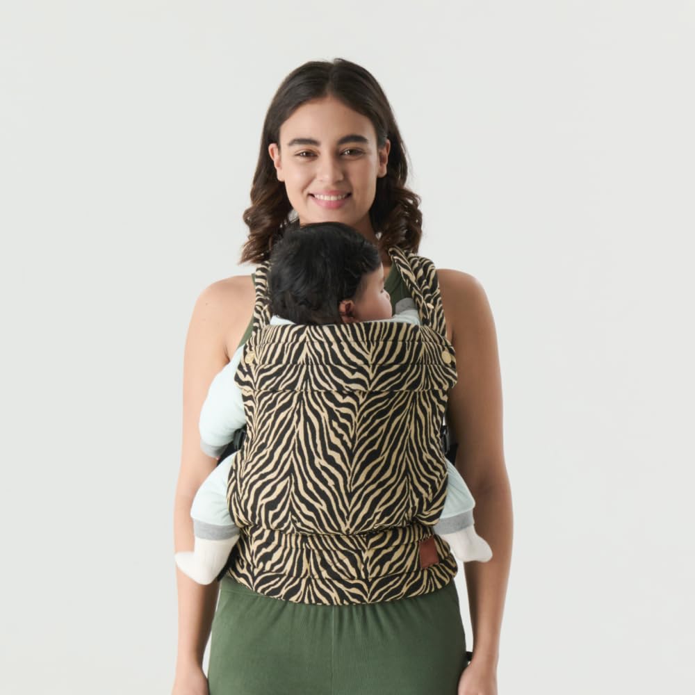 Nest Blanche baby carrier back strap detail emphasizing lumbar comfort.