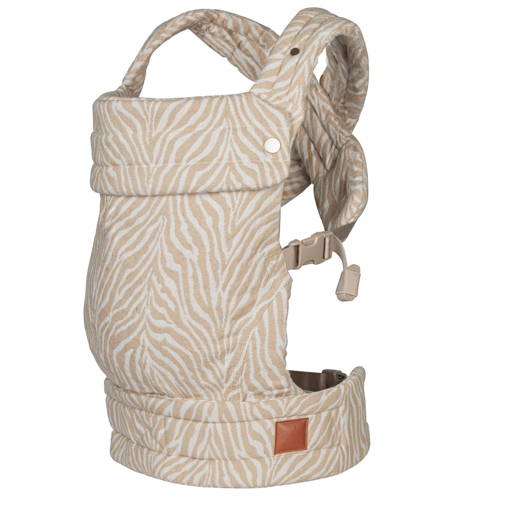 ·NEST BLANCHE· baby-carrier-beige-zebra-wearer supports hands-free comfort for shopping and strolls.