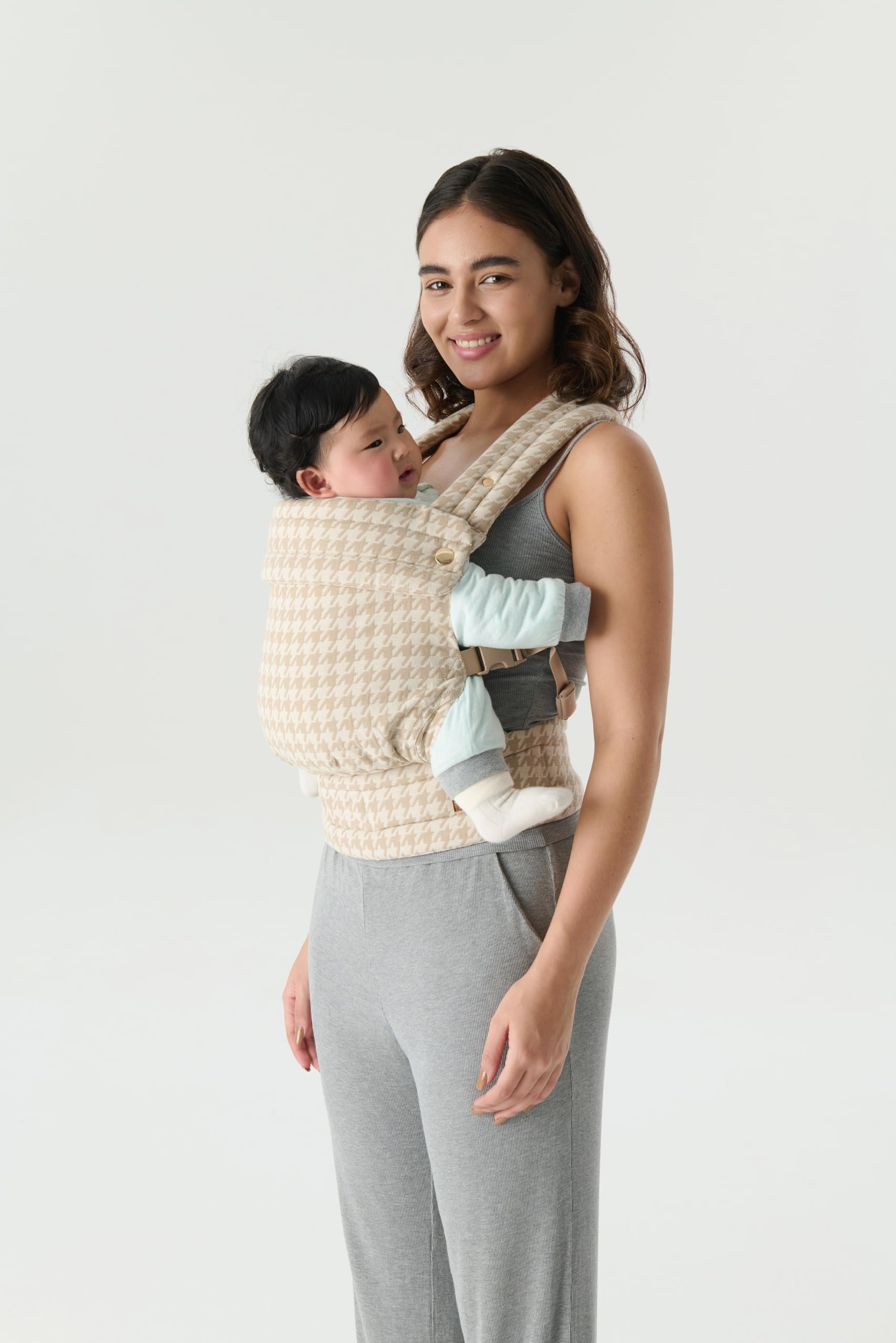 Nest Blanche carrier houndstooth back panel emphasizing weight distribution and comfort