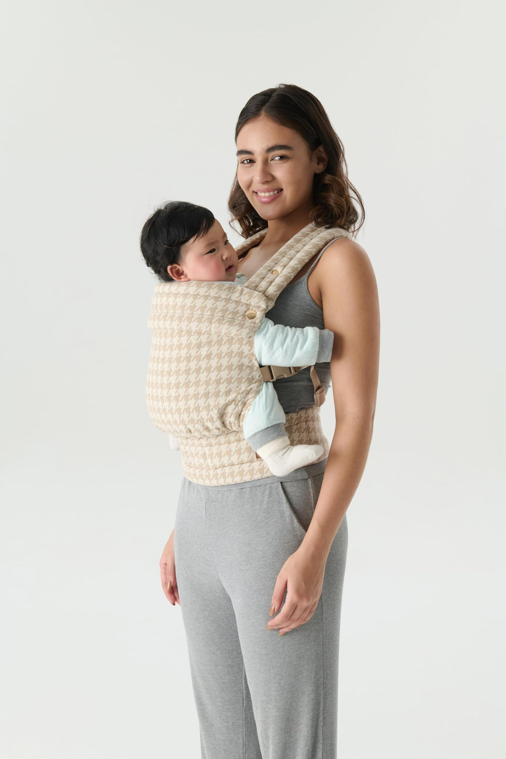 Nest Blanche carrier houndstooth back panel emphasizing weight distribution and comfort