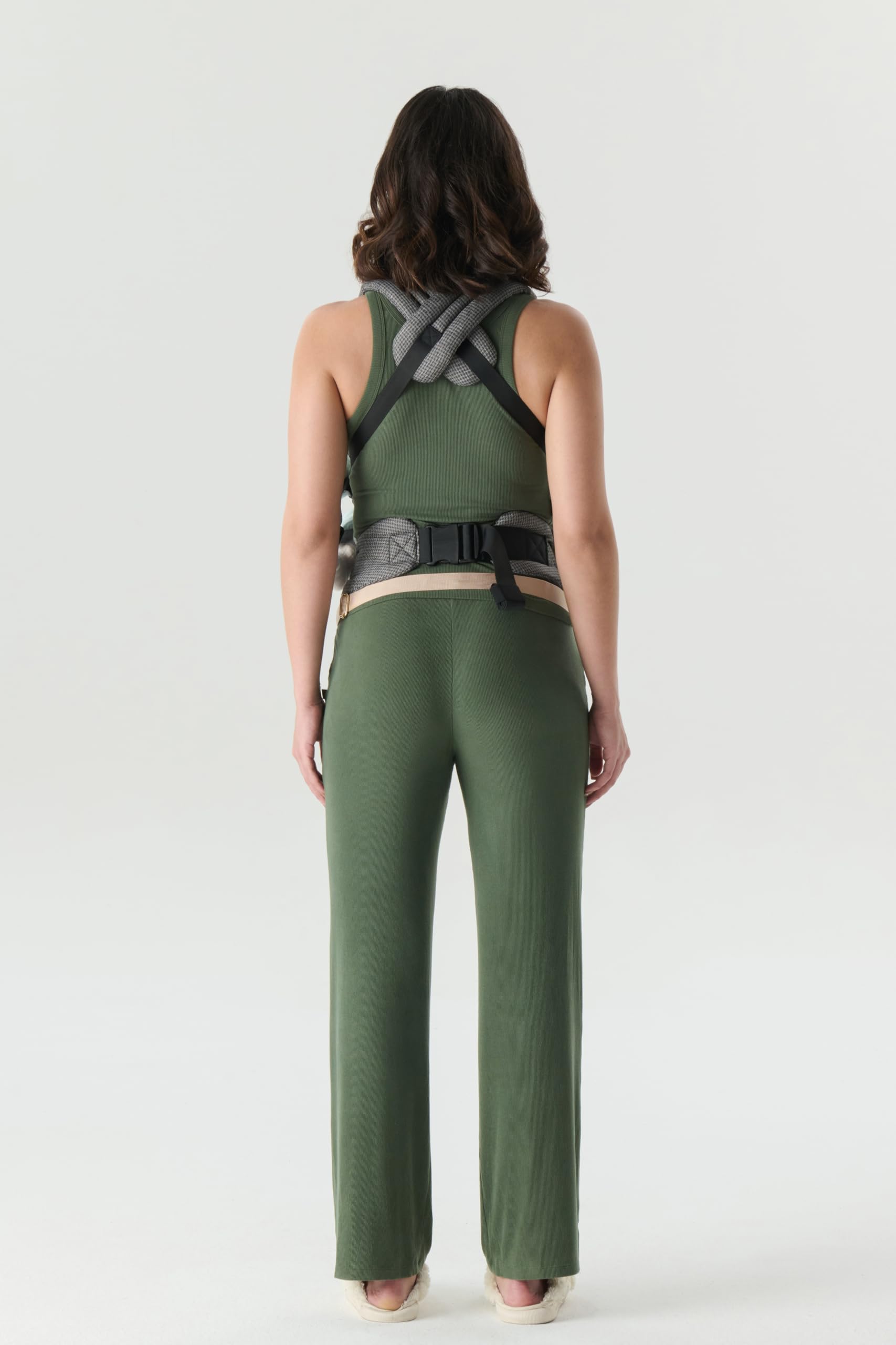 ·NEST BLANCHE· breathable fabric material for day-long comfort.