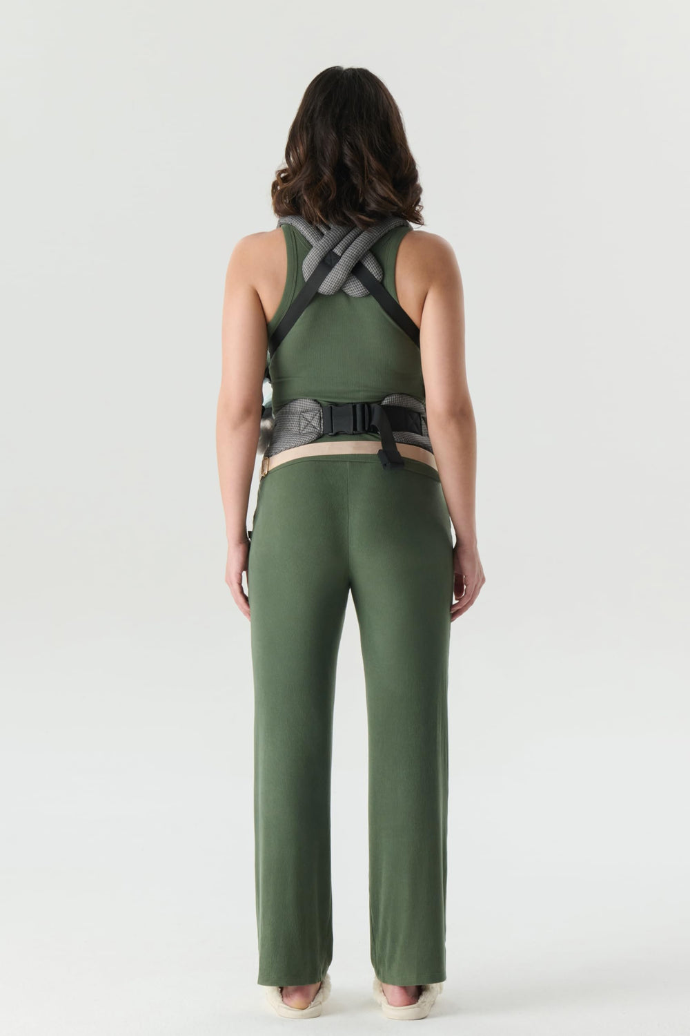 ·NEST BLANCHE· breathable fabric material for day-long comfort.