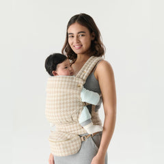 Nest Blanche ergonomic baby carrier side wearers highlights adjustable fit for all sizes