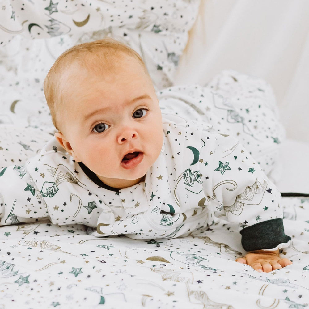 Nest Designs Stars White sleep bag with 1.0 TOG for moderate room temperatures.