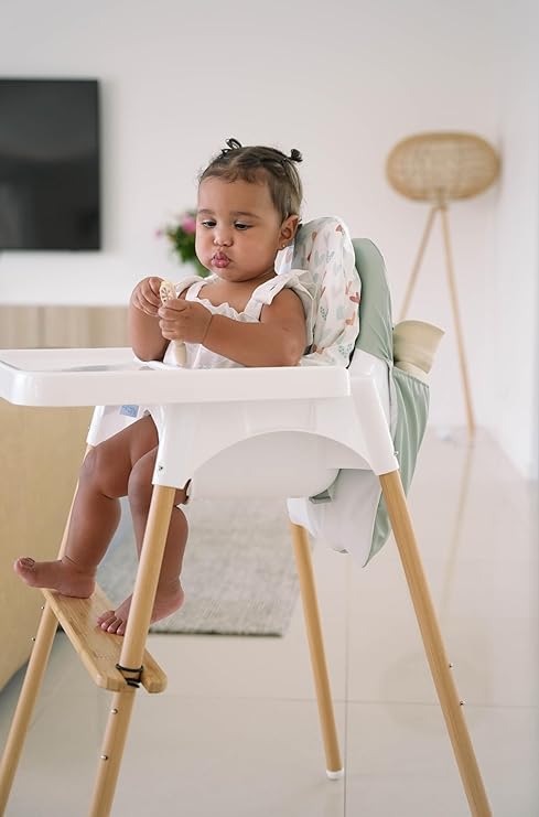 Nibble and Rest large-compartment view highlights space for bibs and wipes
