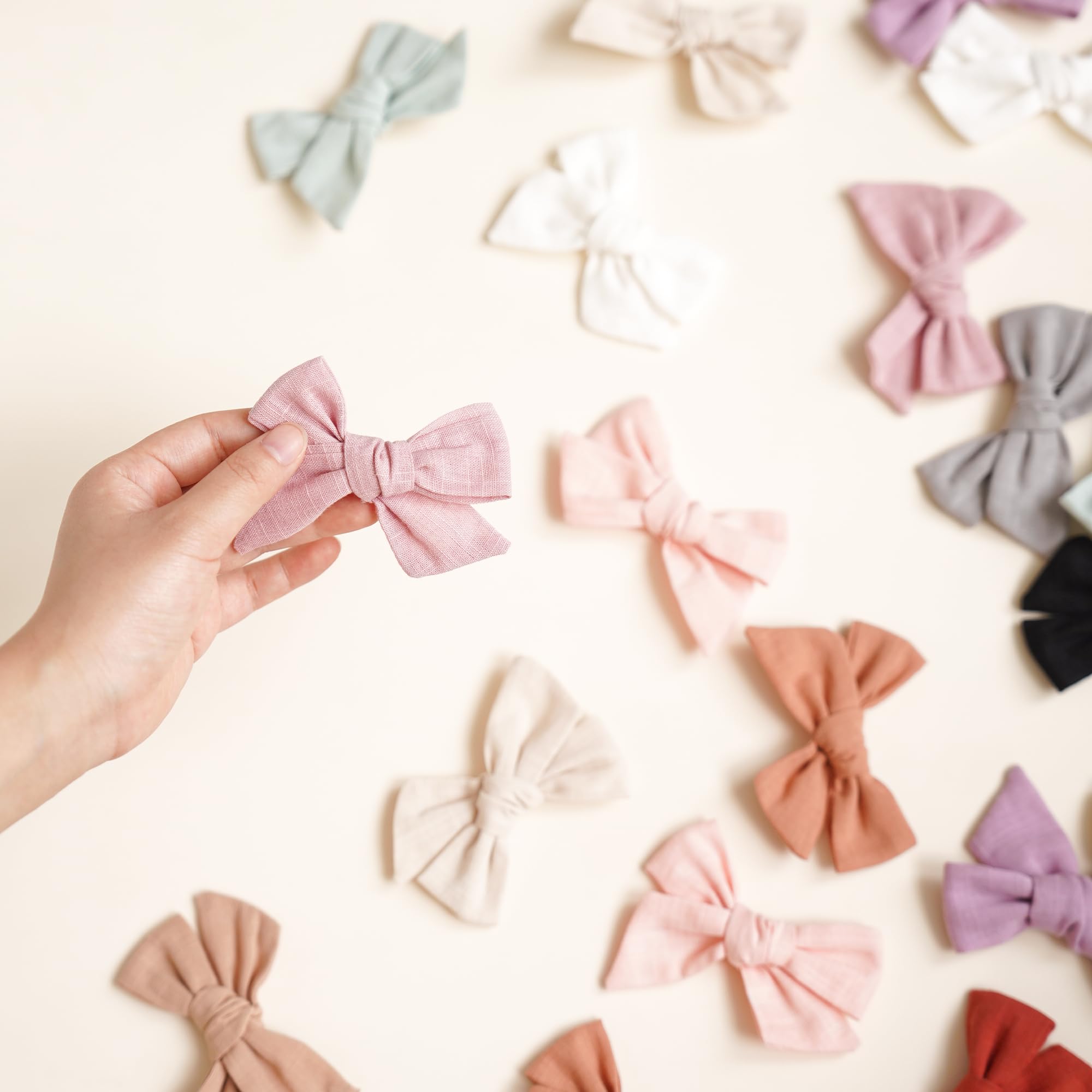 Niceye bows sized 3.6 x 2.6 inches complement outfits.