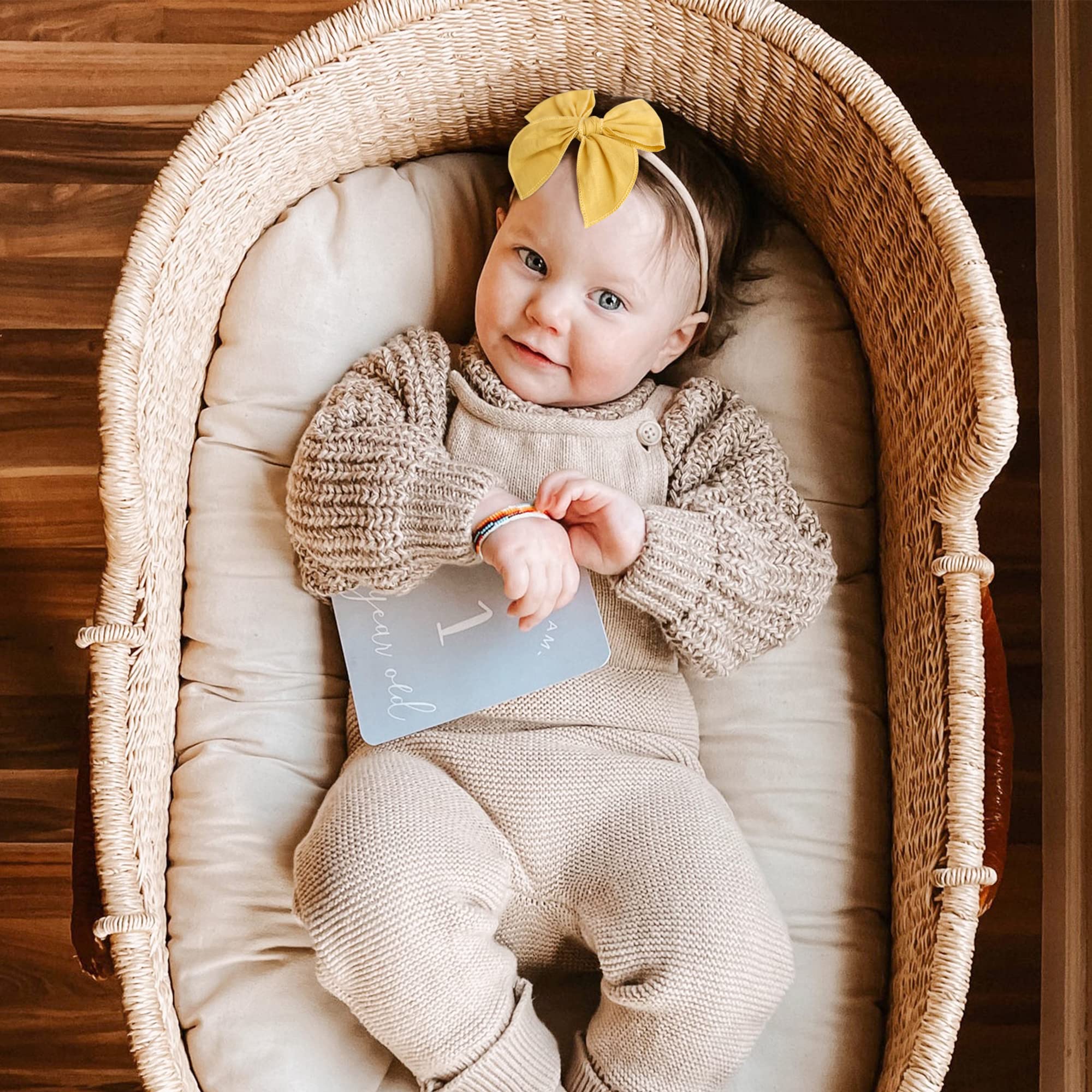 Niceye cotton-linen bow offers a delicate, cozy touch.
