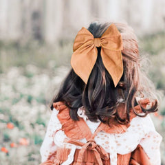 Niceye Fable bows ponytail-style demonstrates easy clip and polished look for ponytails.