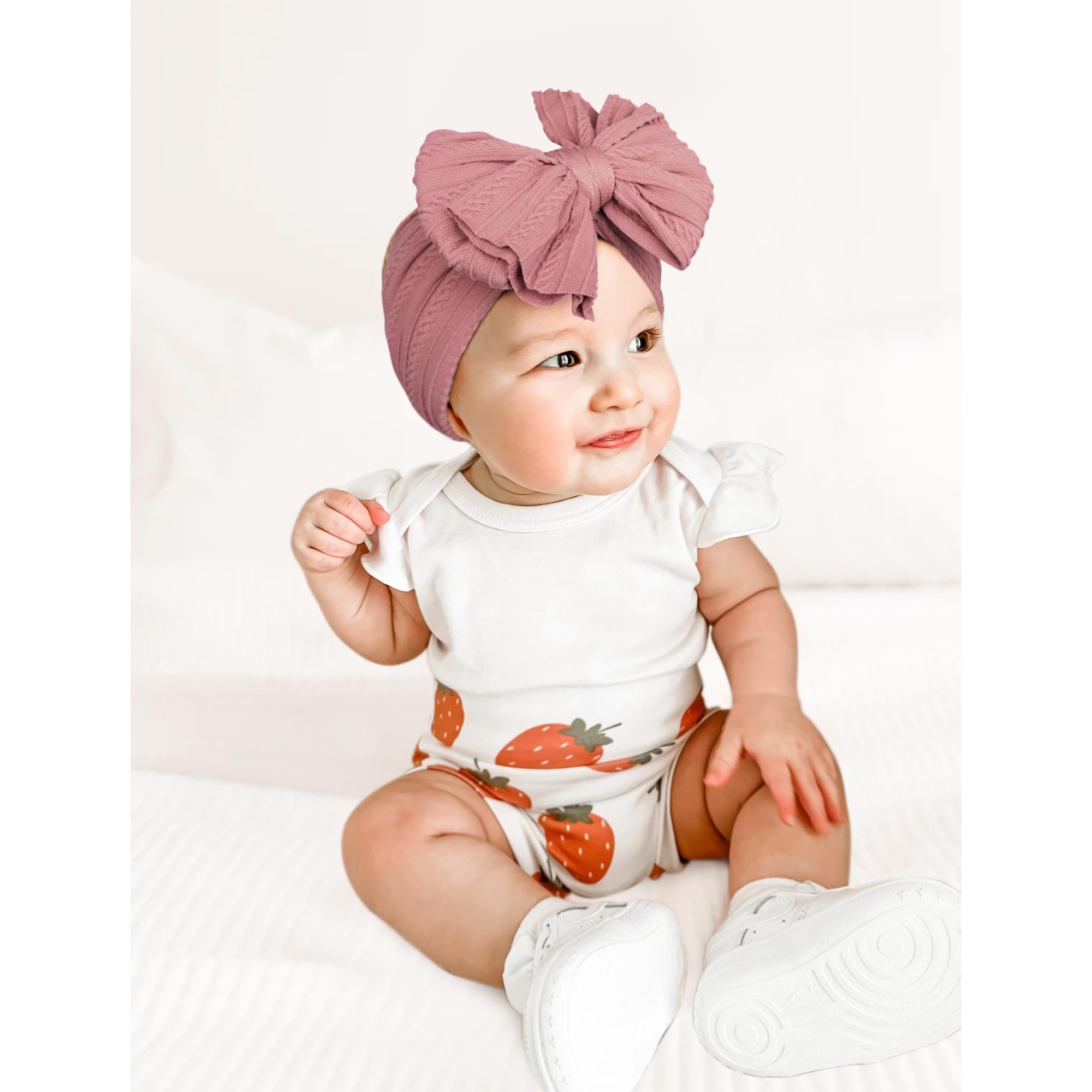 Niceye photoshoot headband helps capture adorable baby moments.
