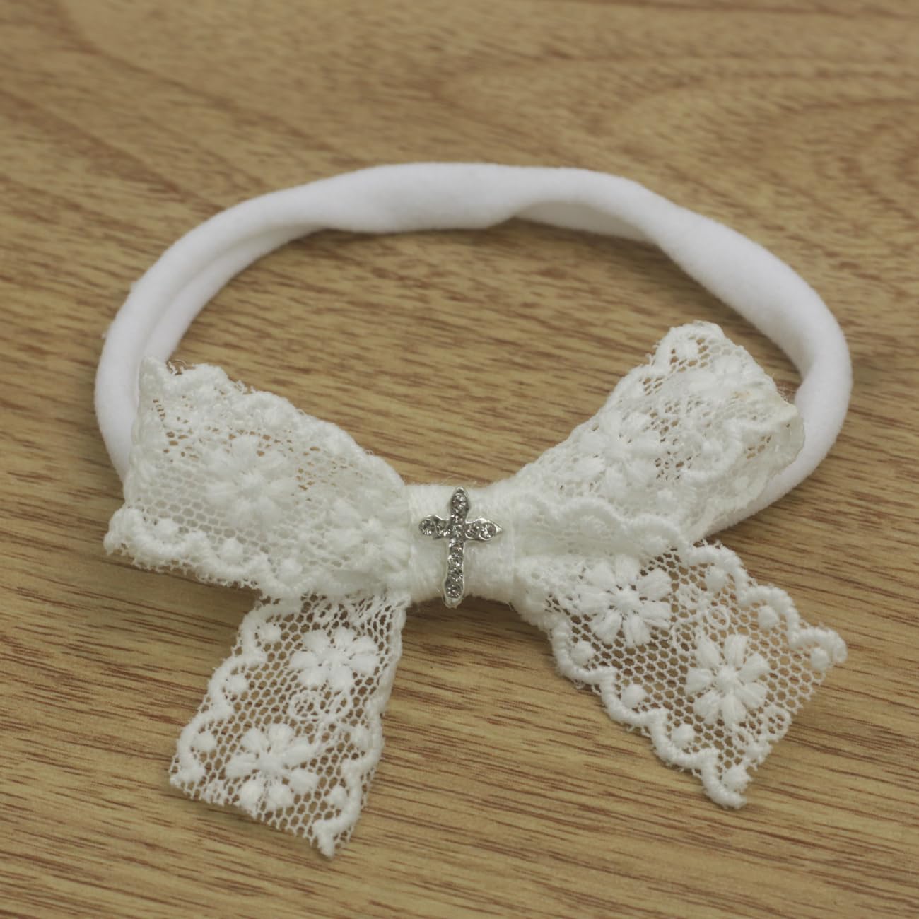 Nihao Baby small white lace bow detail on delicate newborn headband.