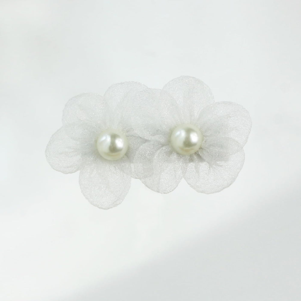 Nihao Baby white flower hair clip in warm light shows soft, photogenic wear