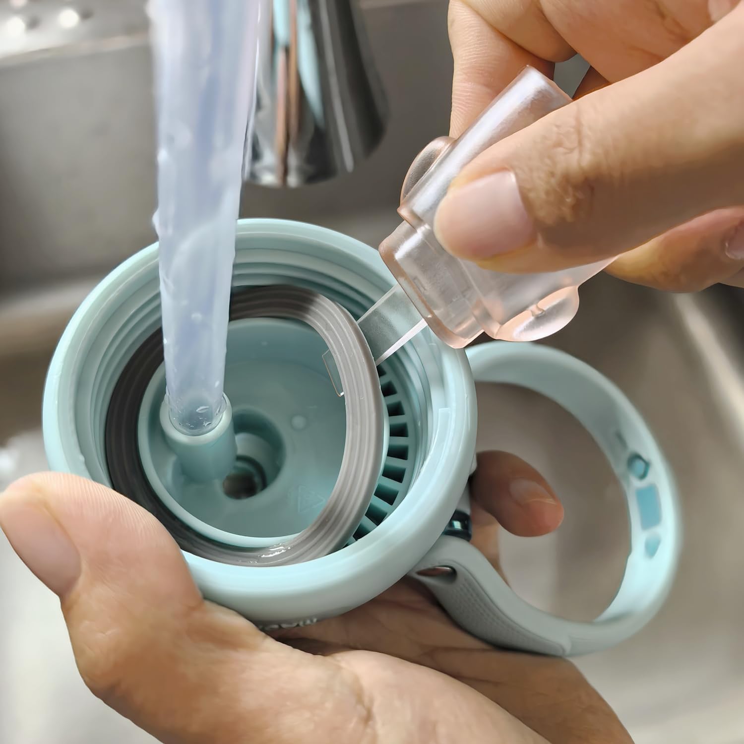 NiuXTool nylon groove brush cleans lids and grooves.