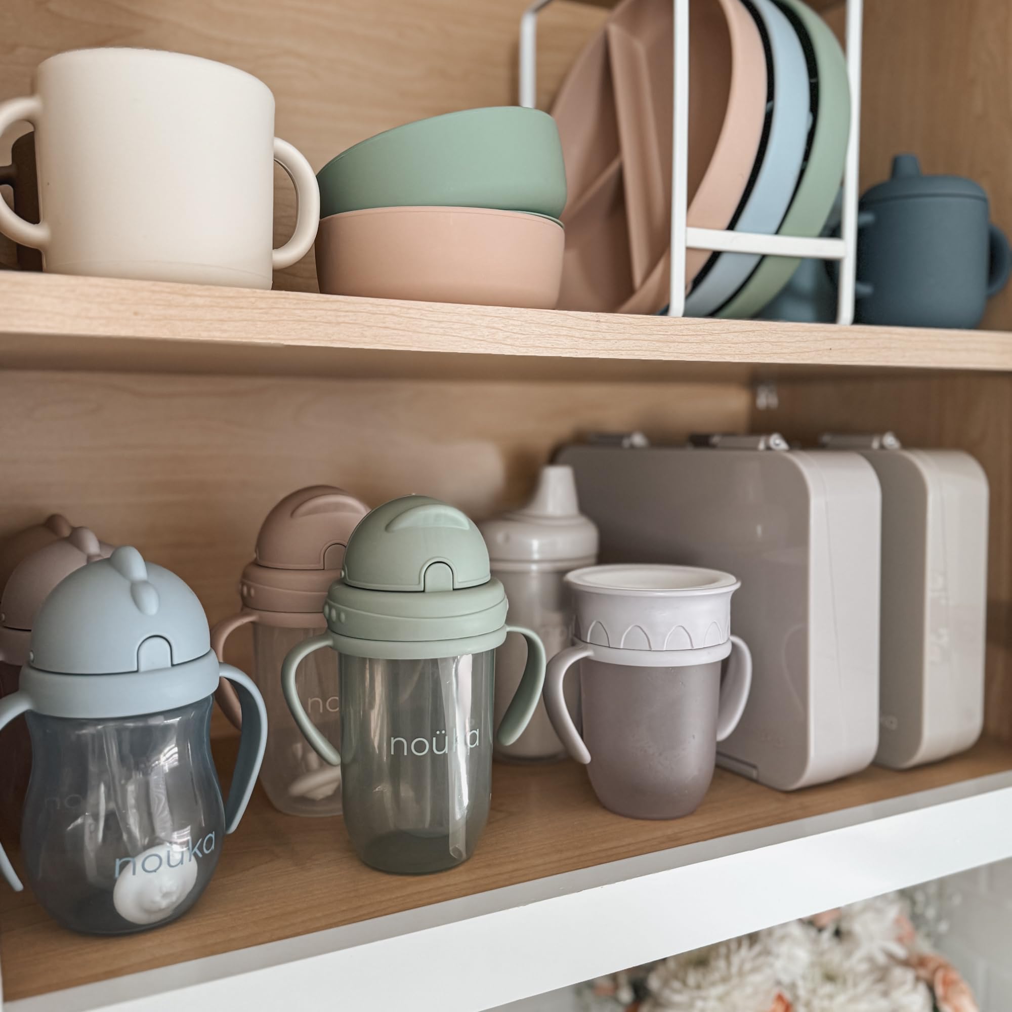 noüka Bloom colorway blends with accessories for a stylish hydration routine.