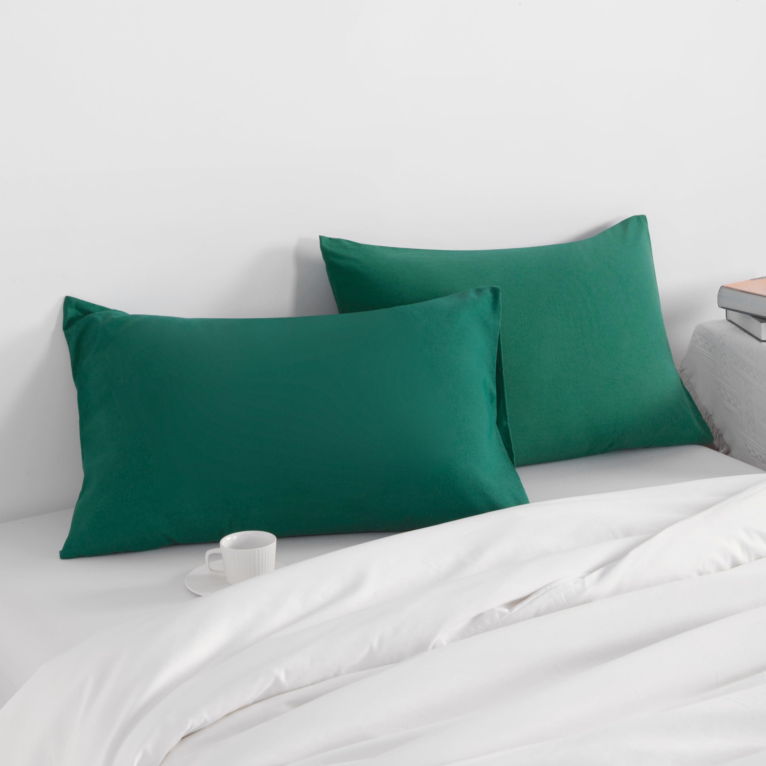 NTBAY toddler pillowcase with envelope closure keeps pillows neatly inside for mess-free mornings.