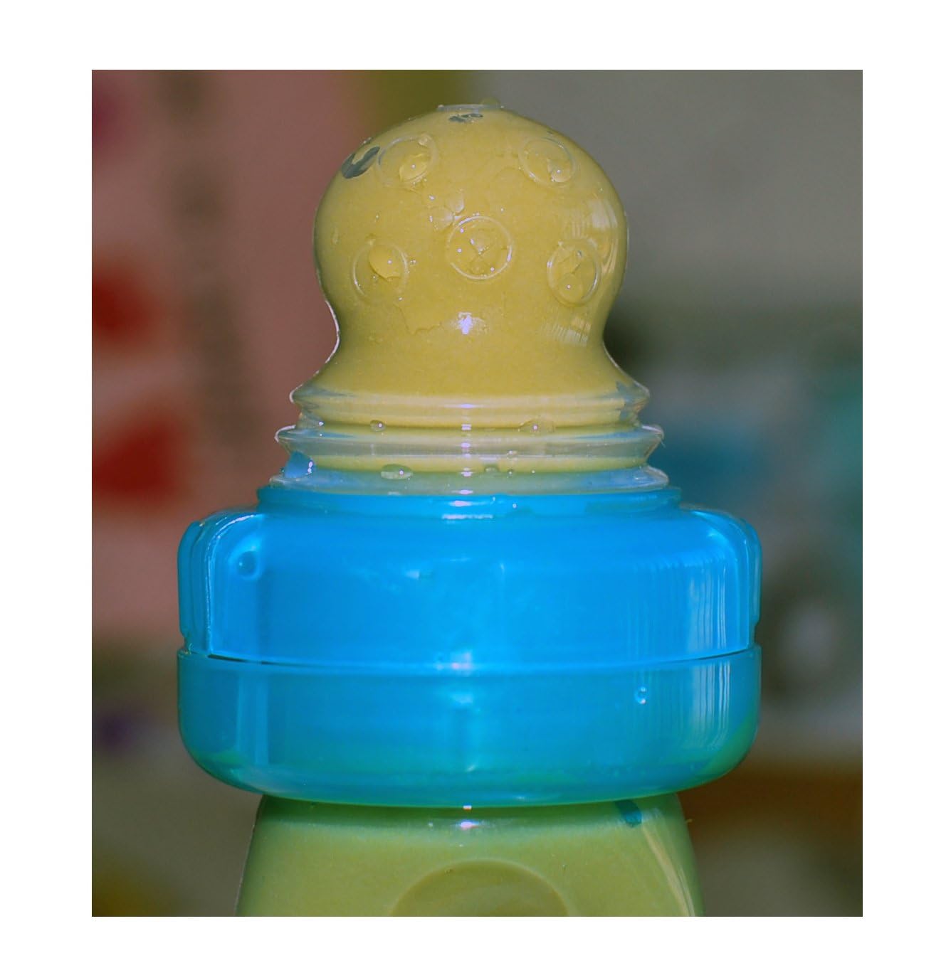 Nuby EZ Squee-Z feeding pouch with valve reduces spills