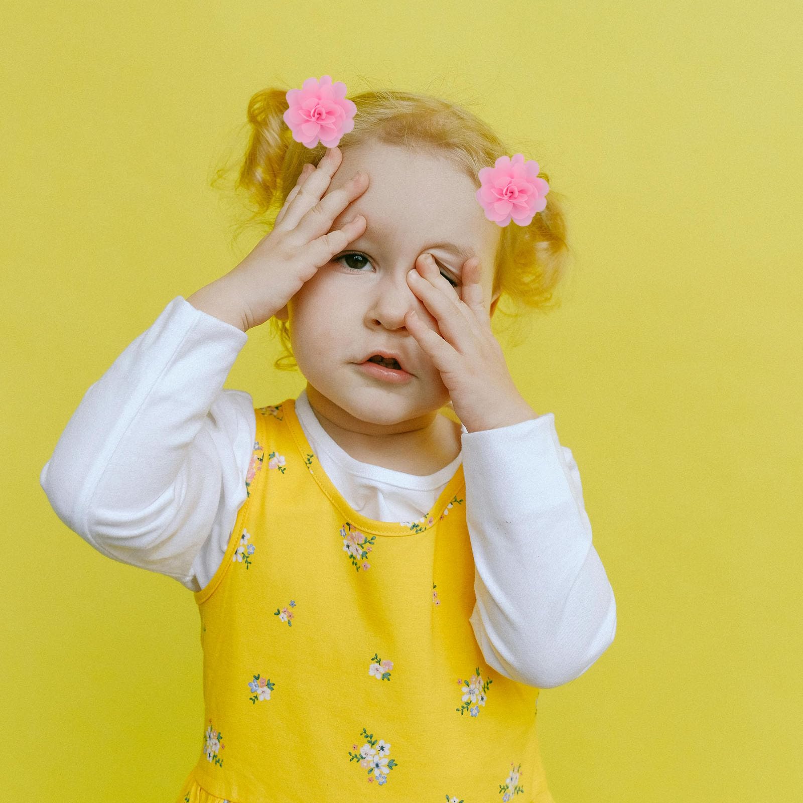 NUOSYI chiffon flower clip white creates a versatile, clean accessory