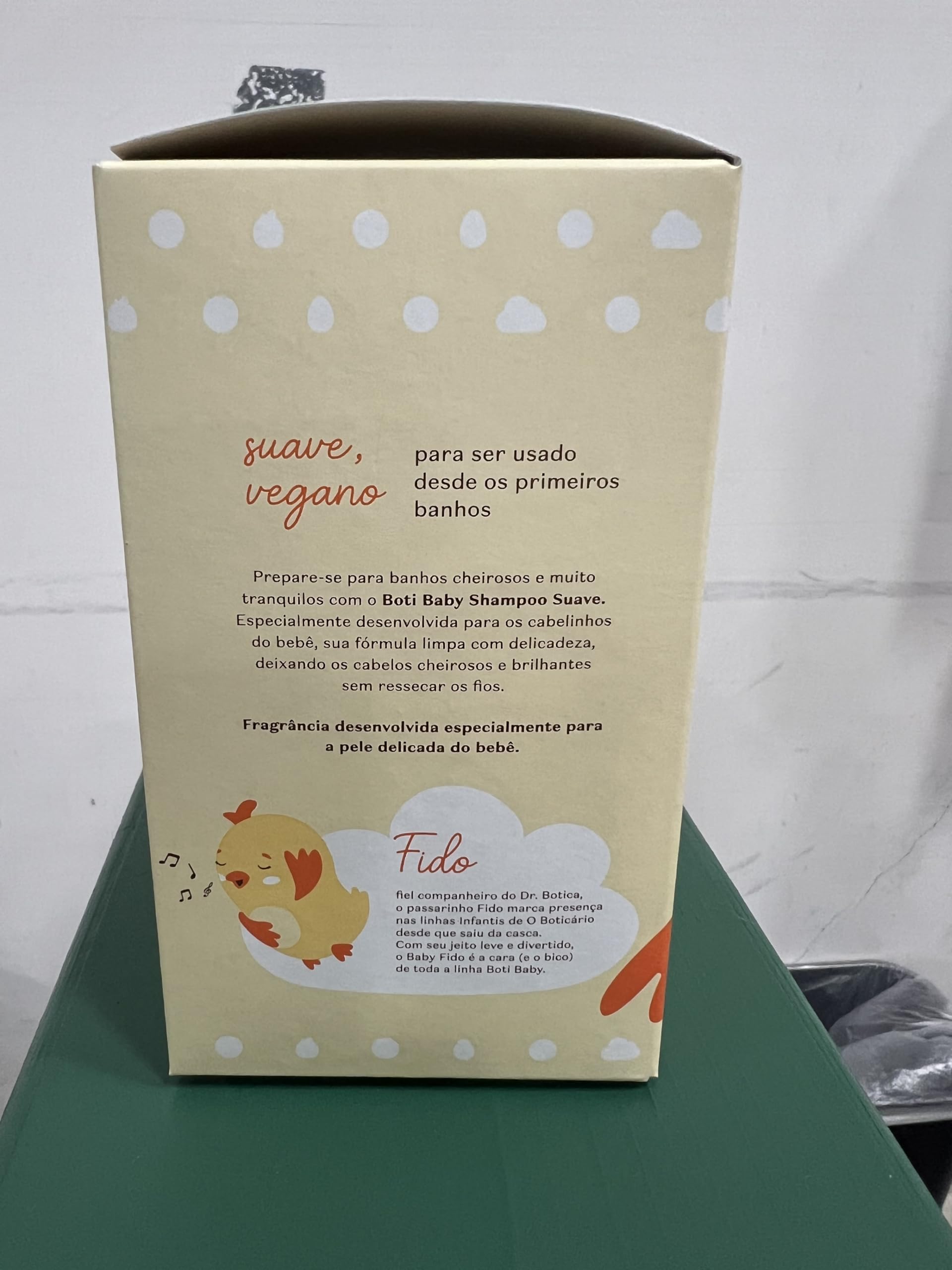 O Boticario Boti Baby Shampoo soft fragrance near infant hair adds delicate scent.