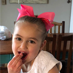 OAOLEER boutique bow with alligator clip showcases secure grip and kid-friendly styling.