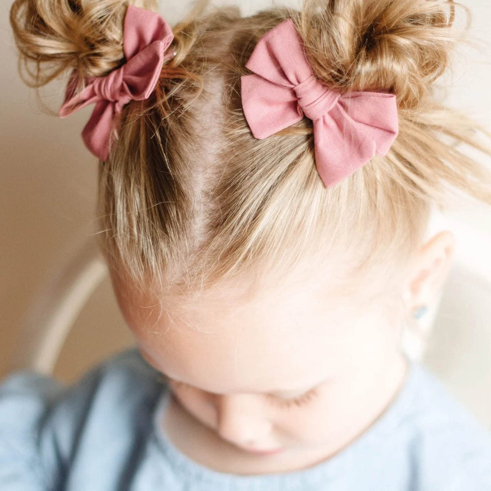 Oaooleer linen bow close-up highlights texture and vibrant colors for versatile styling