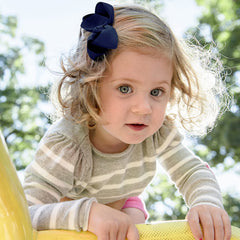 OAOLEER navy blue 3-inch bow with clip complements outfits.