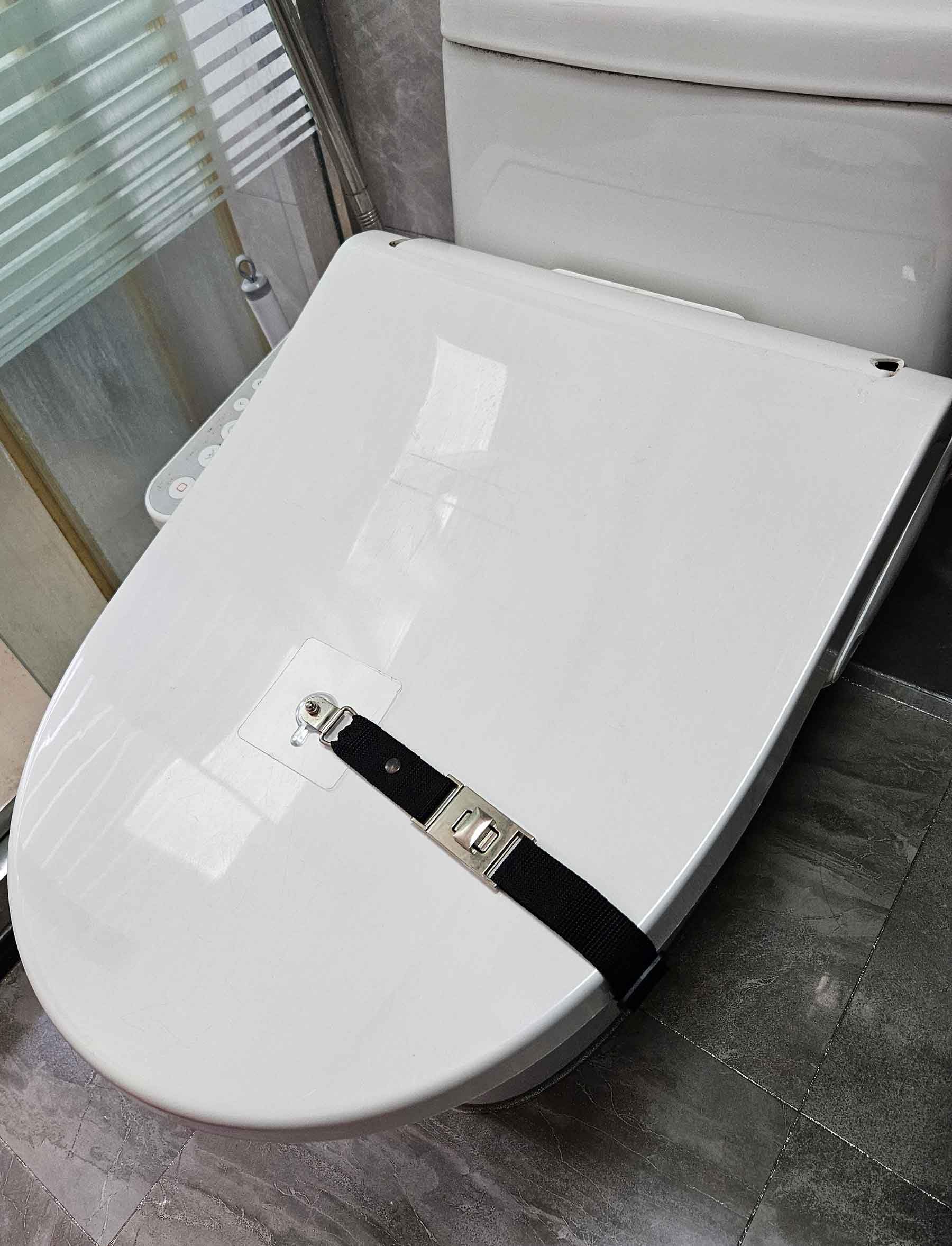 OeckuXIY package contents show straps and mounting hardware for immediate use.