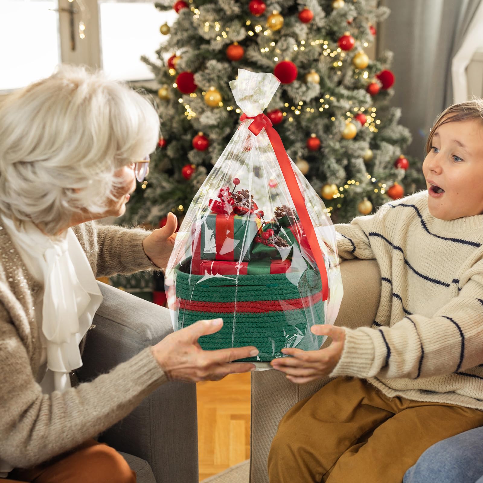 OIAHOMY pet toy basket helps tidy pet supplies and toys.
