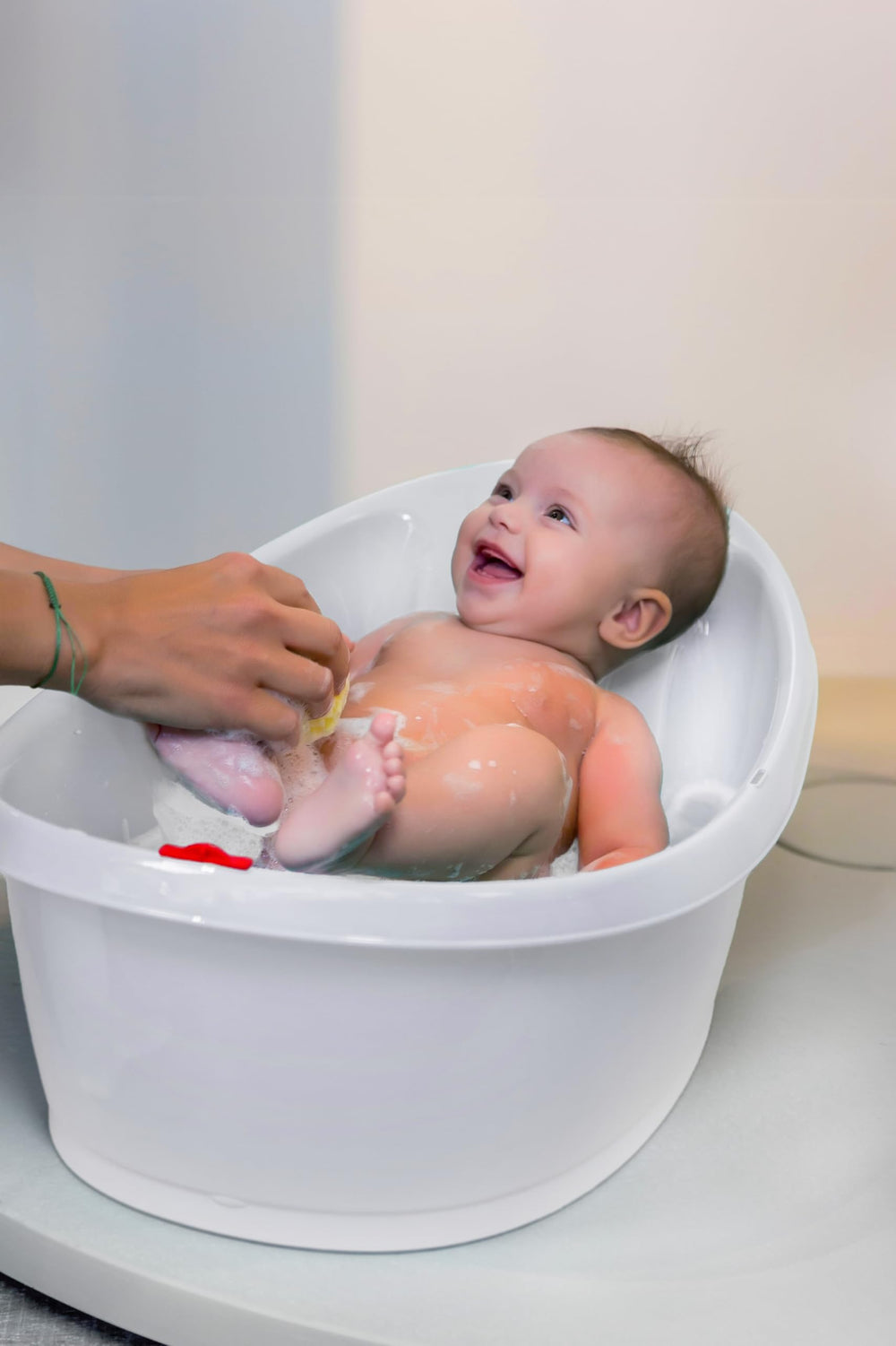 OKBABY Onda Bath anti-slip-base stabilizes tub on counters or in a tub
