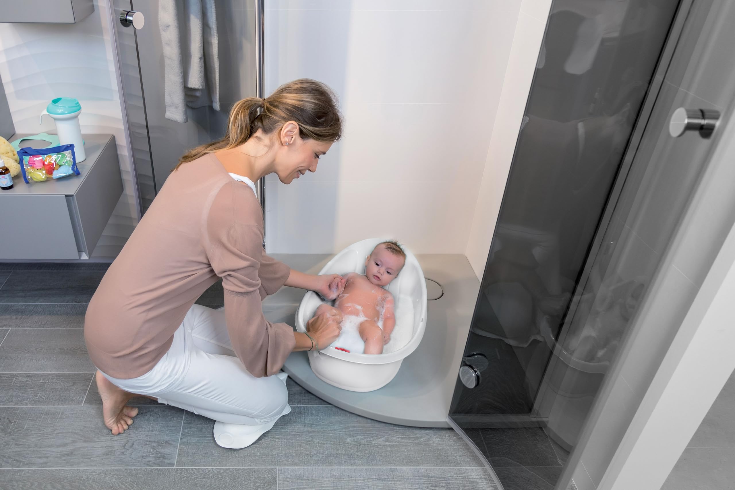 OKBABY Onda Bath white-finish fits modern bathrooms and a clean look