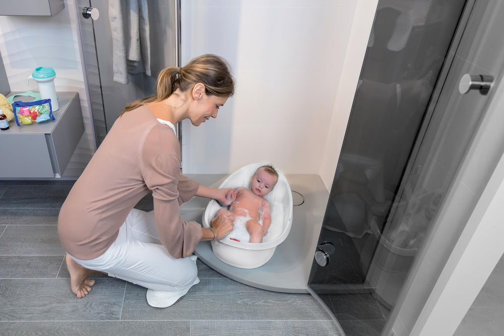 OKBABY Onda Bath white-finish fits modern bathrooms and a clean look
